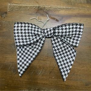 ✅ Houndstooth print black and white cloth bow with twist tie